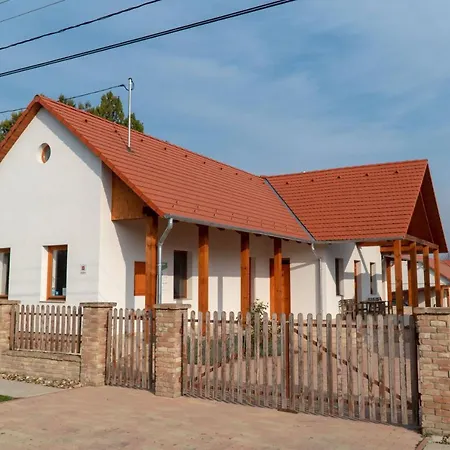 Kun Pista Vendeghaz Гостевой дом Vertesboglar