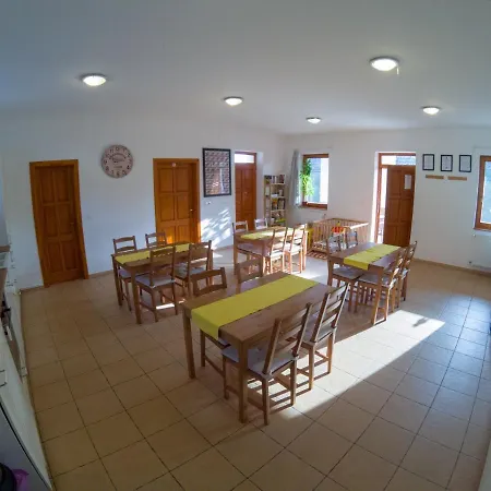 Kun Pista Vendeghaz Гостевой дом Vertesboglar